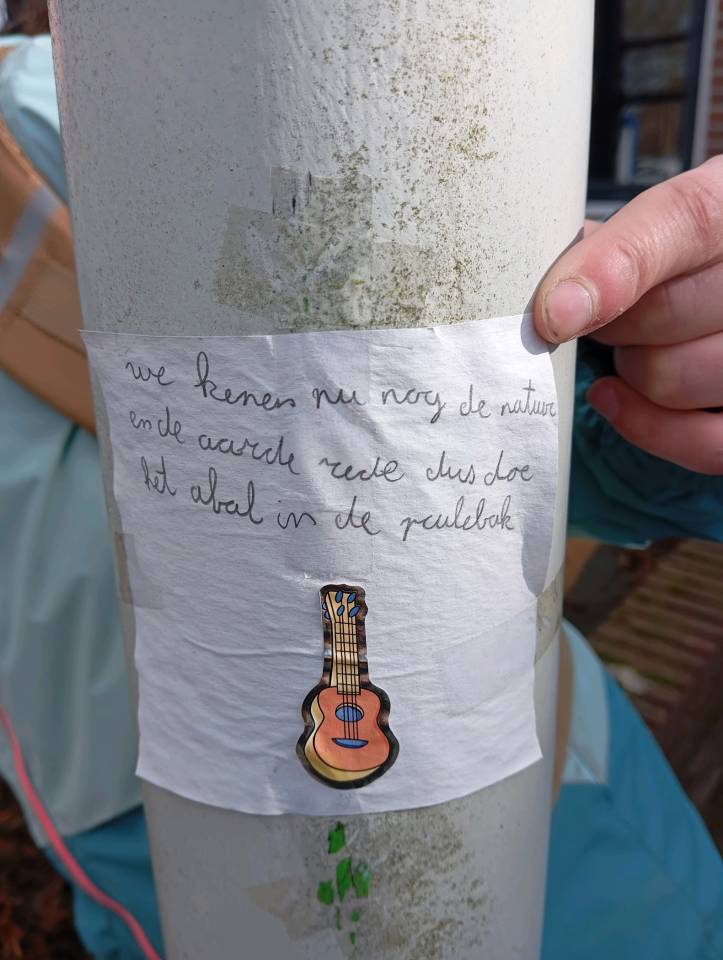 Foto van Mara uit Westervoort hing briefjes op met de boodschap dat we nu de aarde nog kunnen redden. Super Mara!